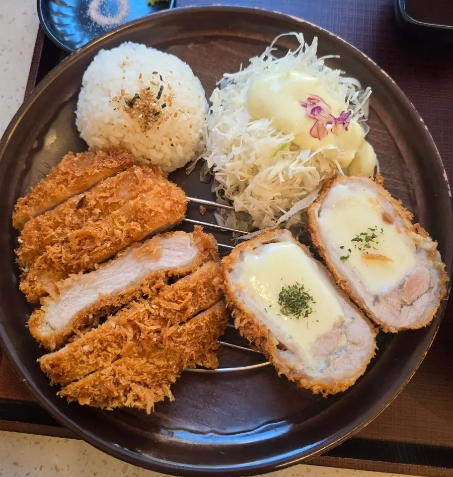 치즈가 흘러나오는 치즈카츠 단면