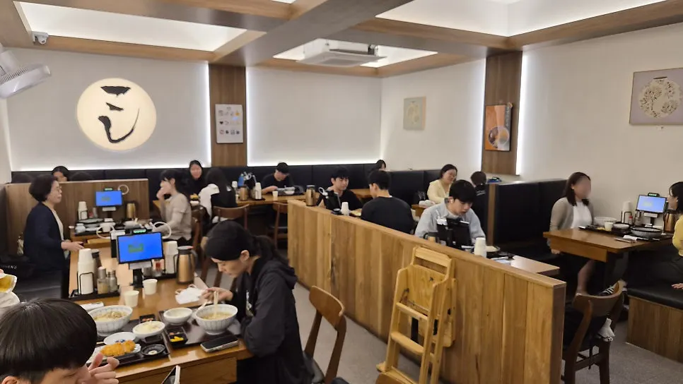Kosi イス店のすっきりした店内