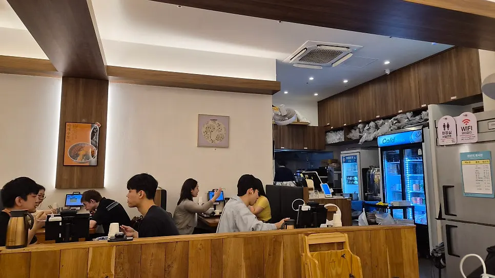 Solo dining seats at Kosi Isu Branch