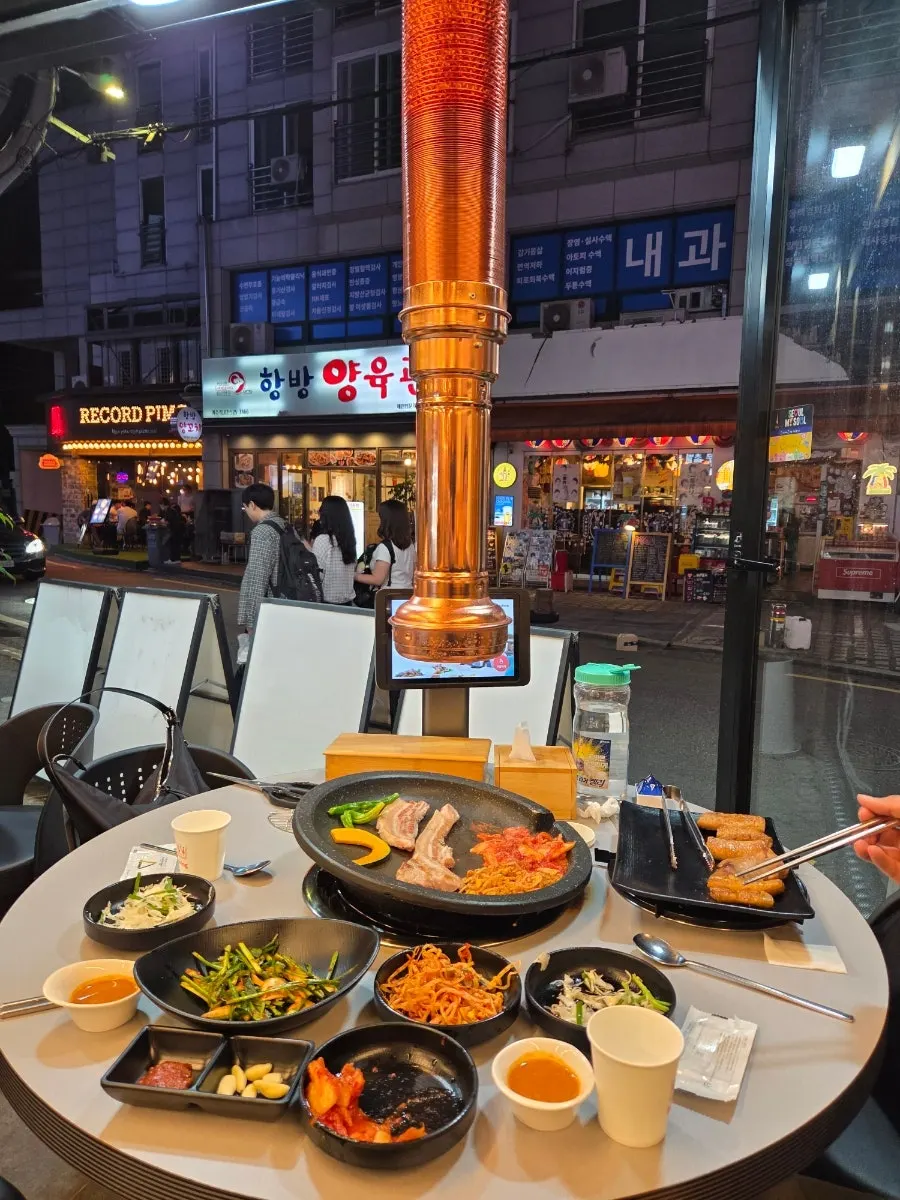 불판 위 막창과 고기