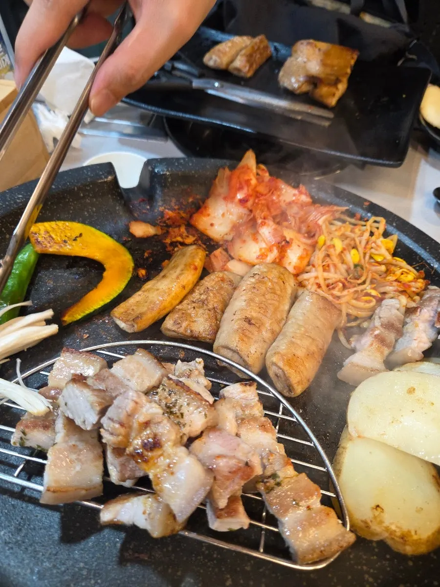 김치와 콩나물을 곁들인 삼겹살
