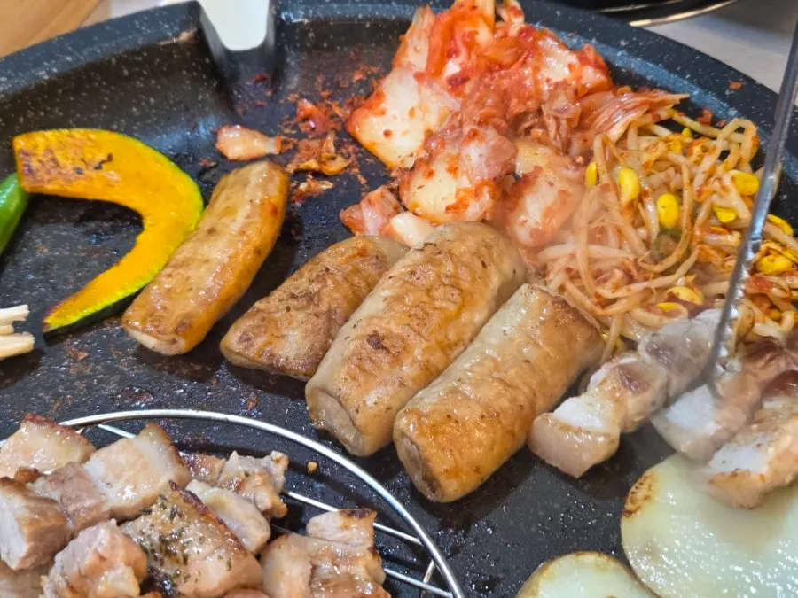 팽이버섯을 곁들인 구이