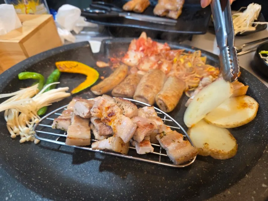 쌈과 함께 먹는 막창 구이