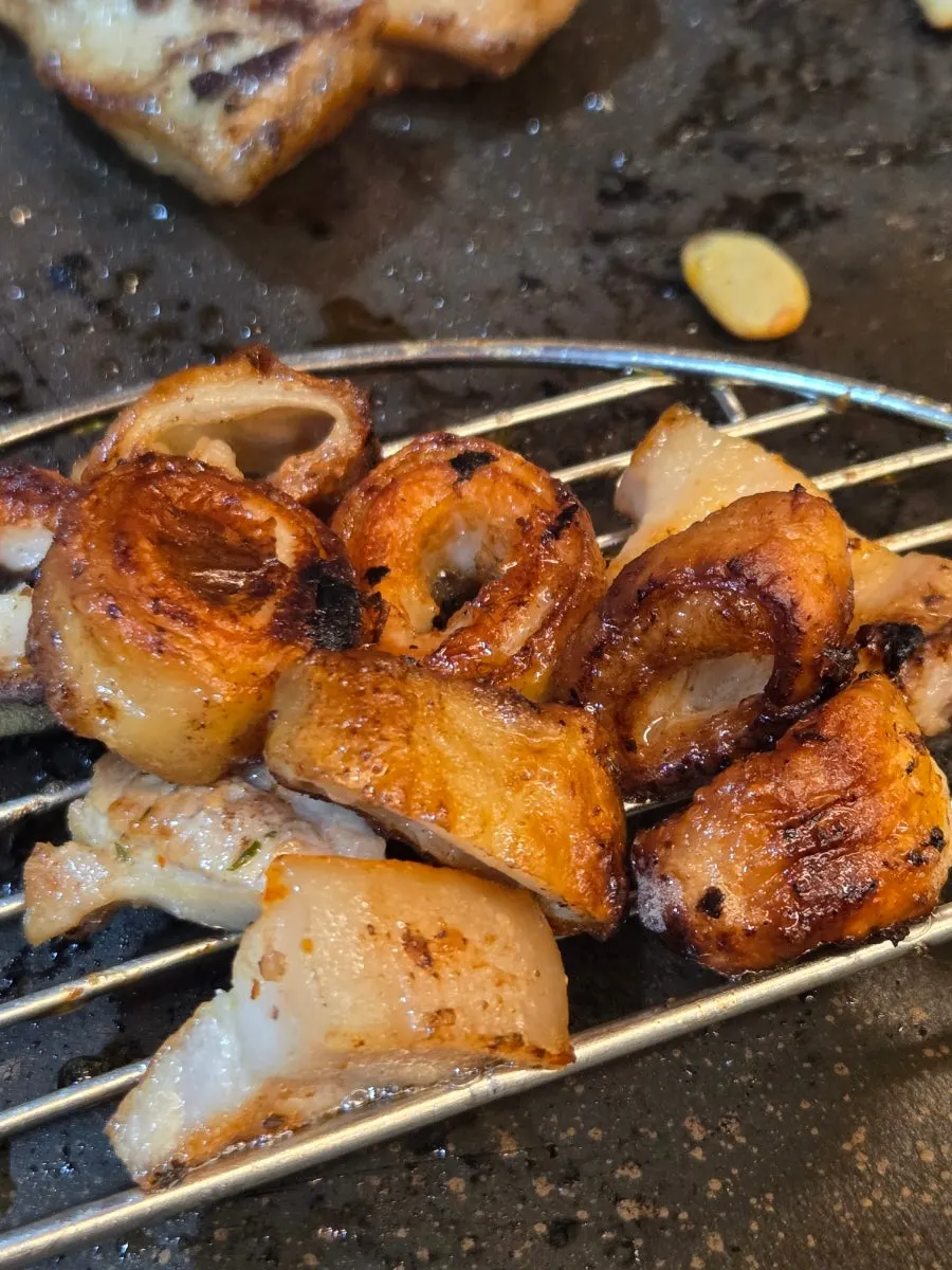 막창과 삼겹살 식사 장면