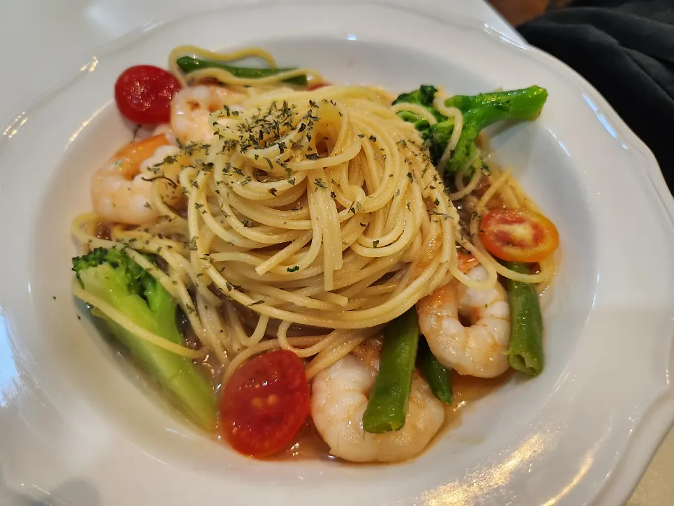 A freshly served plate of shrimp aglio olio