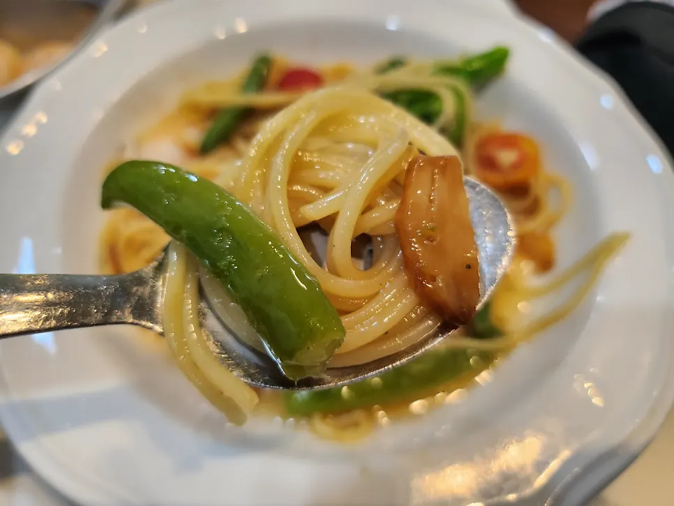 Large whole shrimp in the aglio olio