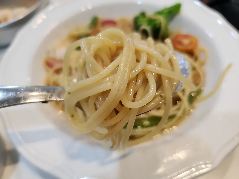 Well-cooked aglio olio noodles