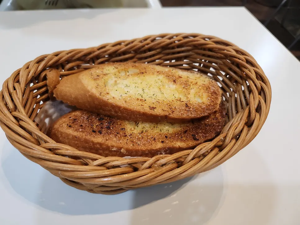 Complimentary garlic bread served before the meal