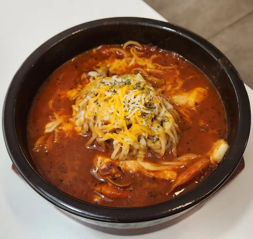 뚝배기에 담겨 나온 토마토파스타