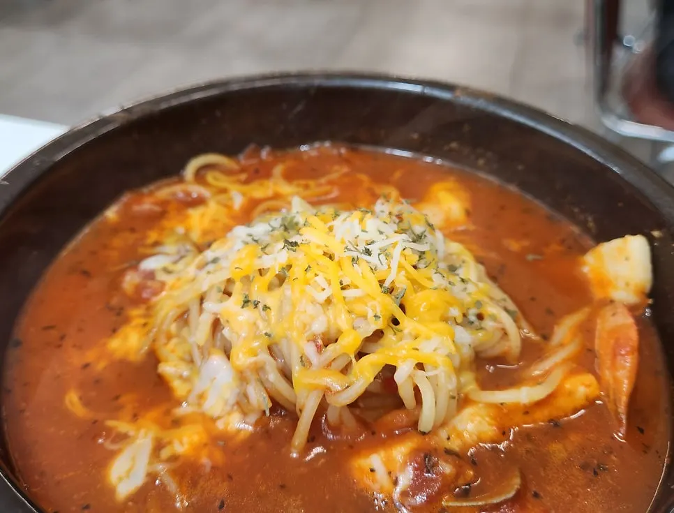 치즈가 늘어나는 뚝배기토마토파스타 면