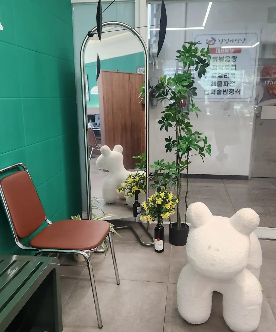 풍성하게 차려진 양식 한 상