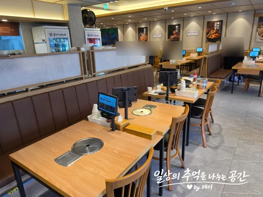 우드 톤 인테리어의 매장 홀 좌석
