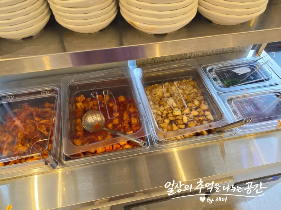 깔끔하게 정리된 셀프 바 코너