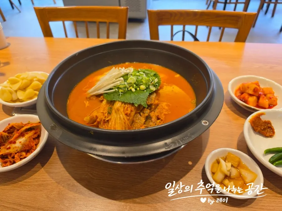 버섯과 파가 올라간 묵은지감자탕