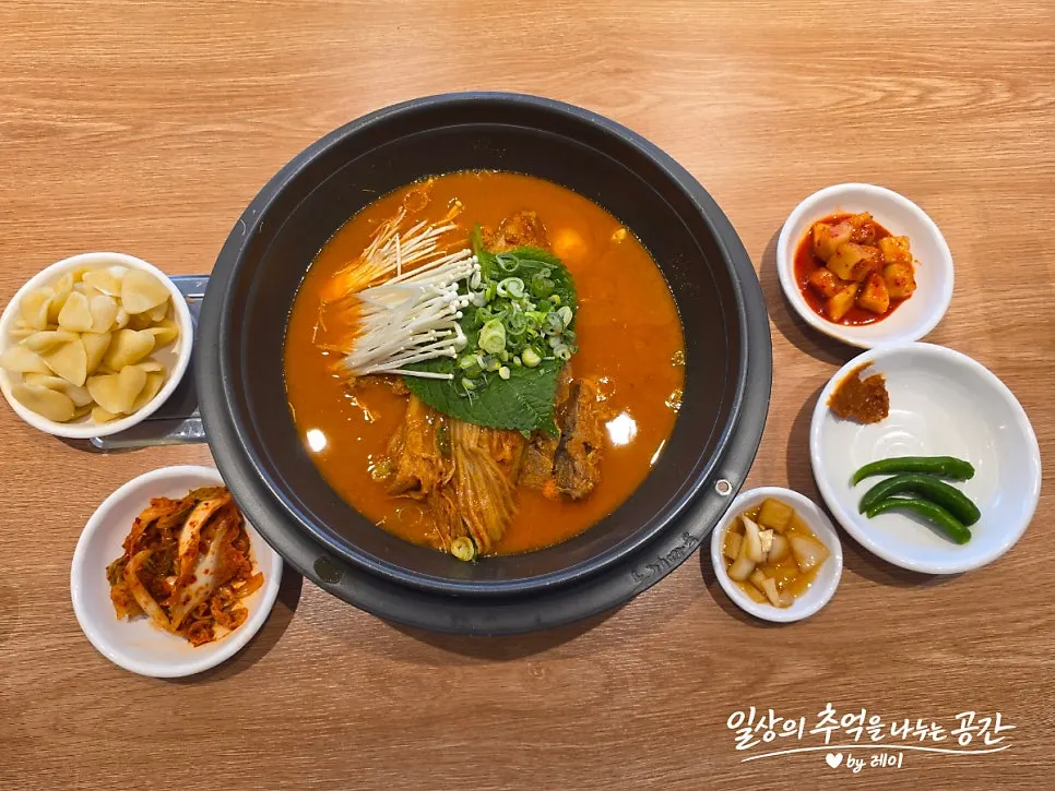 끓기 시작한 묵은지감자탕 냄비