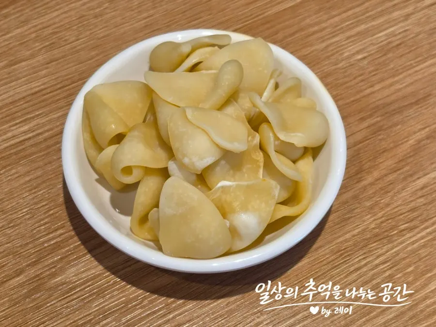 포기째 들어간 묵은지를 썰어 끓인 감자탕