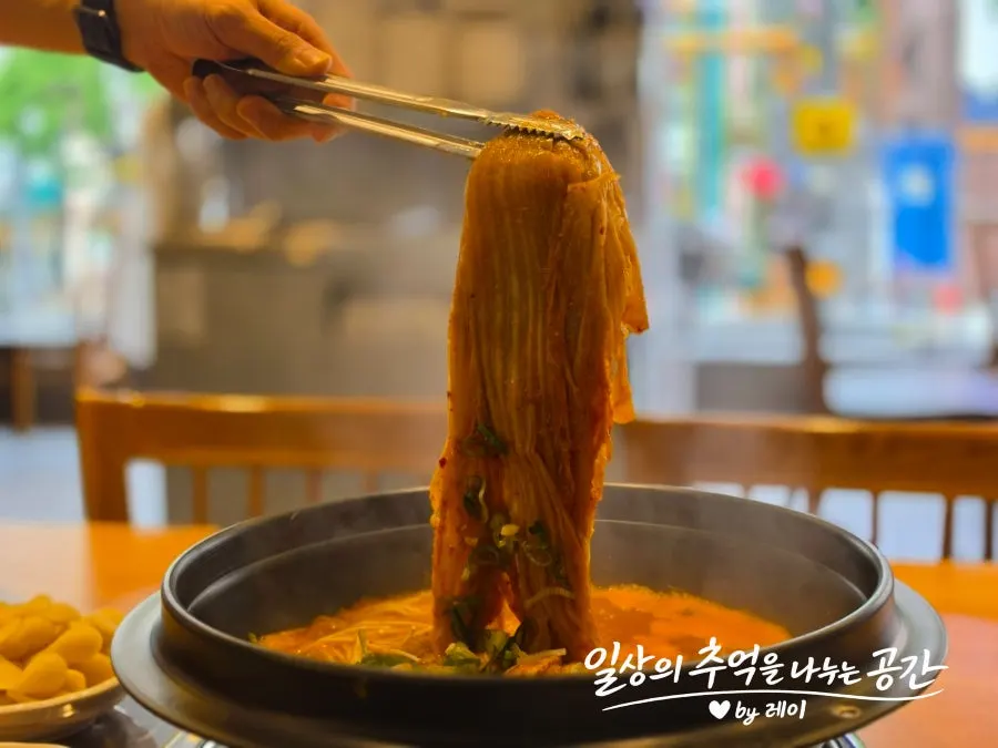 자작하게 졸아든 묵은지감자탕 국물