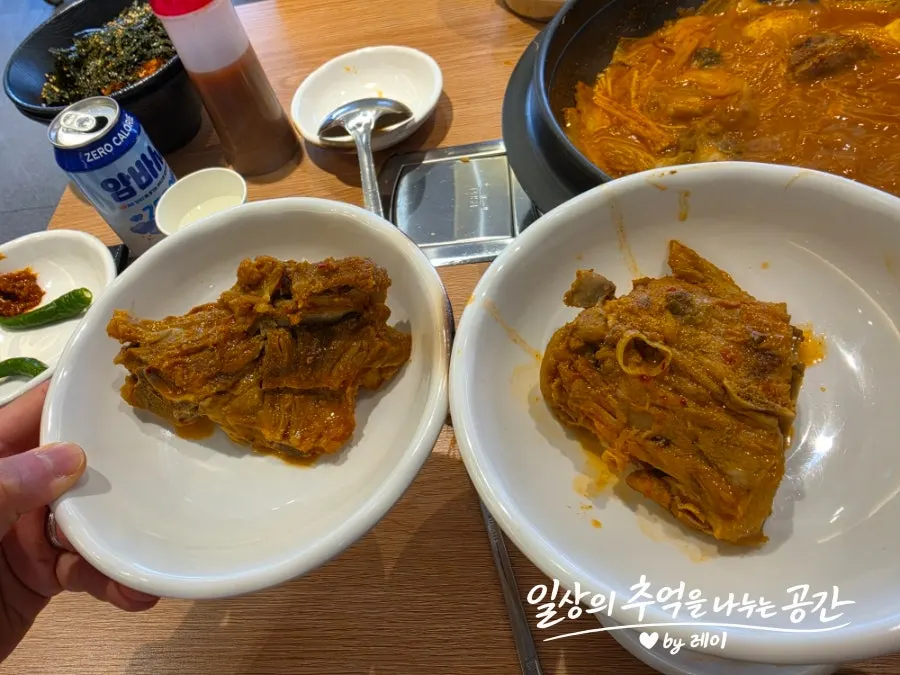 살코기가 푸짐하게 붙은 큼직한 등뼈