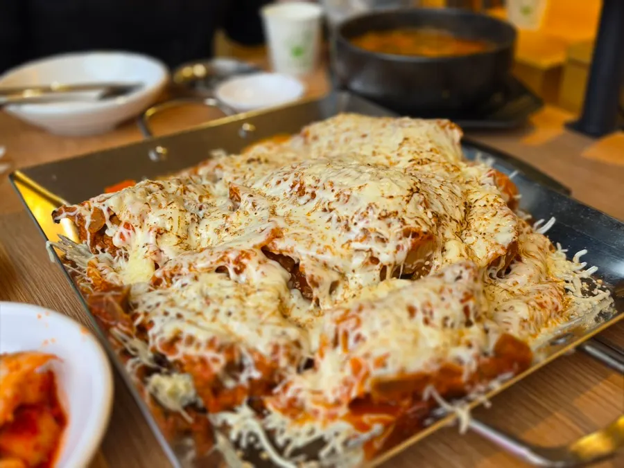 상에 차려진 묵은지뼈찜 한 상