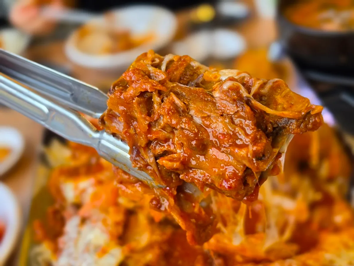 눈꽃치즈를 올린 묵은지뼈찜