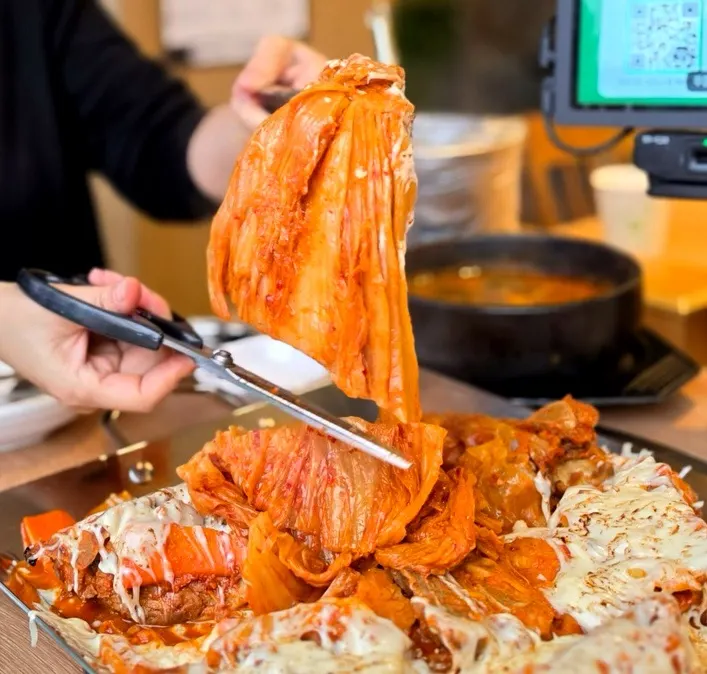 치즈와 묵은지를 함께 올린 뼈찜 접시