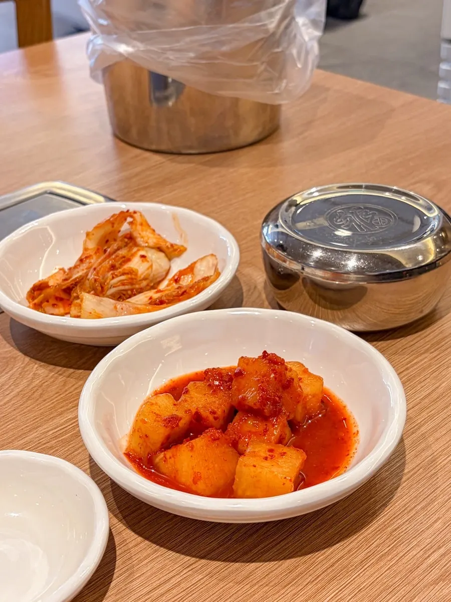 무인 배달로 온 반찬과 공깃밥, 식기