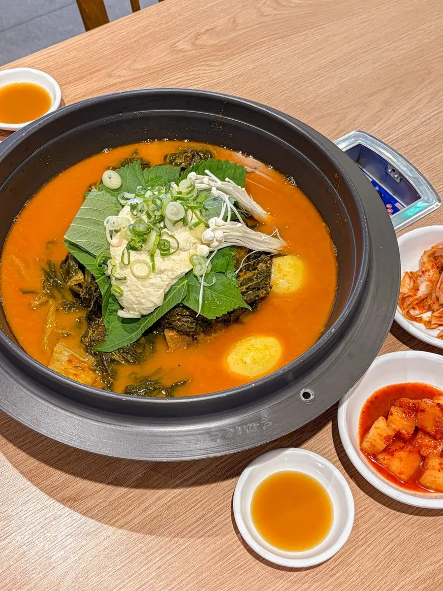 상에 차려진 반찬과 식기 한 상