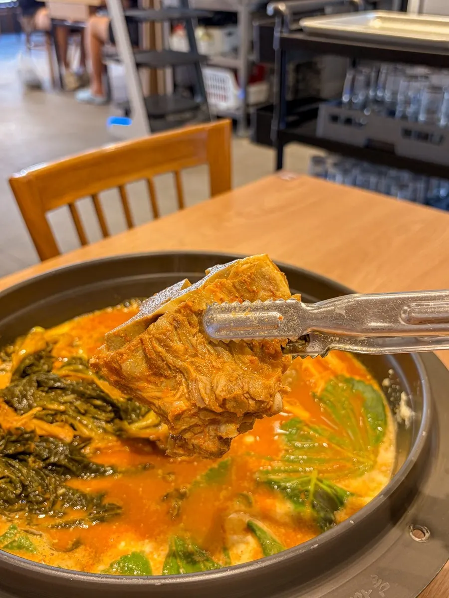통감자와 팽이버섯, 깻잎이 든 감자탕 속