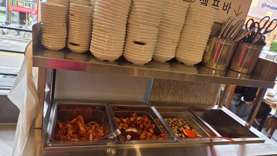 2층에 위치한 누리마을감자탕 이태원점 매장 내부