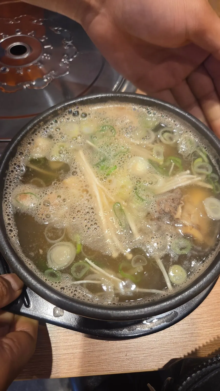 뚝배기에 담겨 나온 특갈비탕