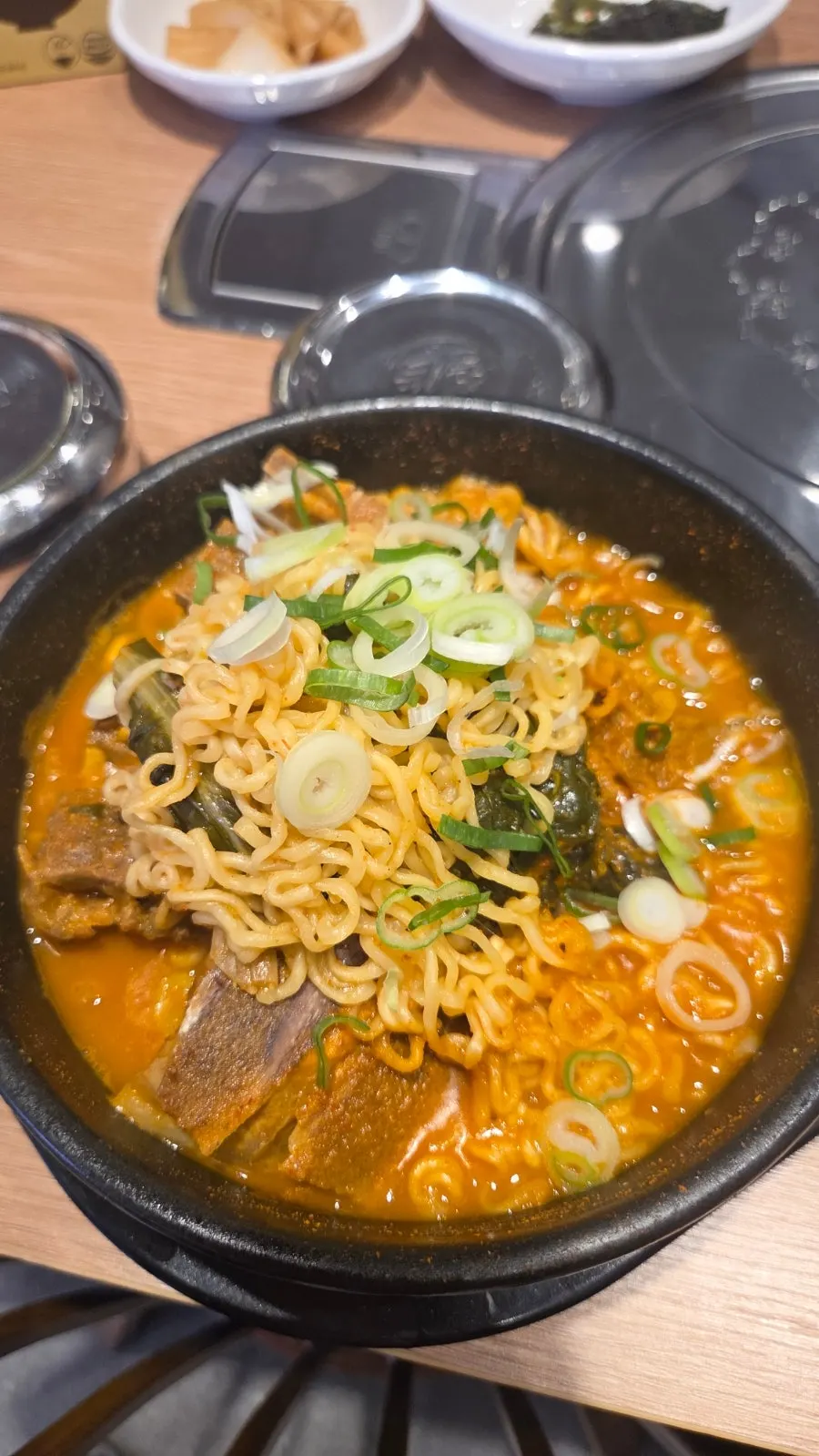 갈비 살점과 대파 콩나물이 올라간 특갈비탕