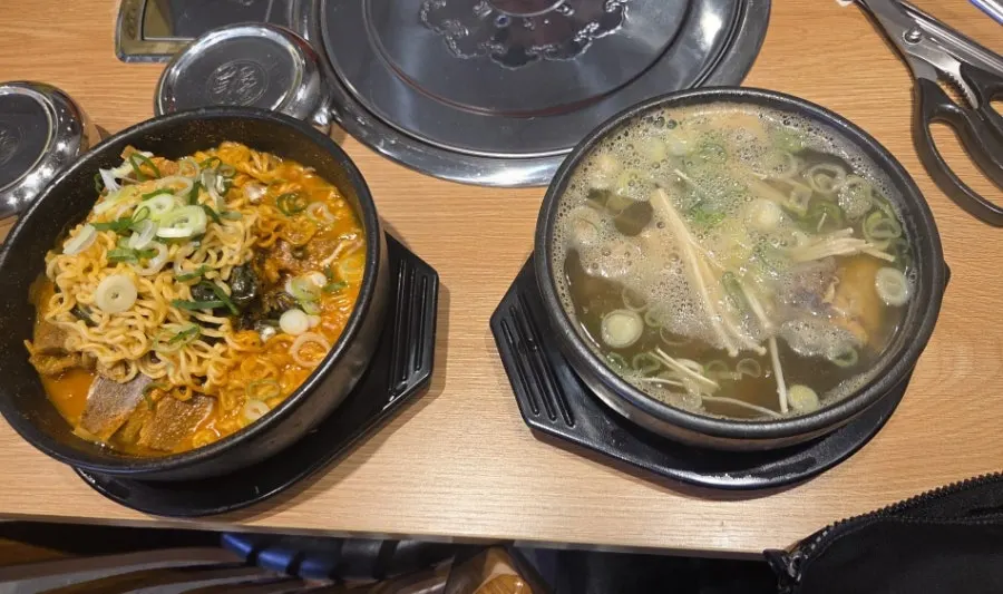 특갈비탕과 특뼈라면해장국이 놓인 테이블