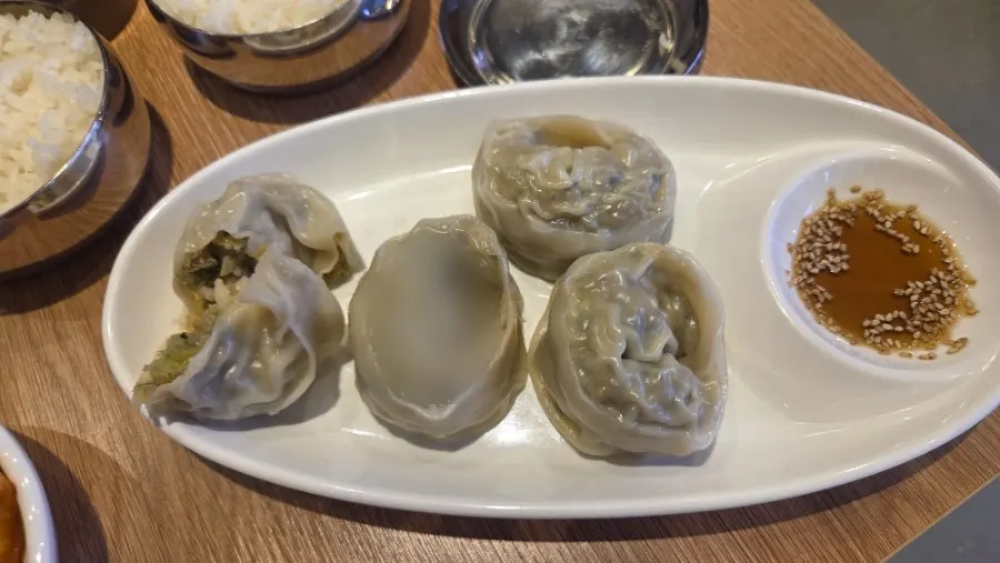 간장 소스와 함께 나온 고기왕만두
