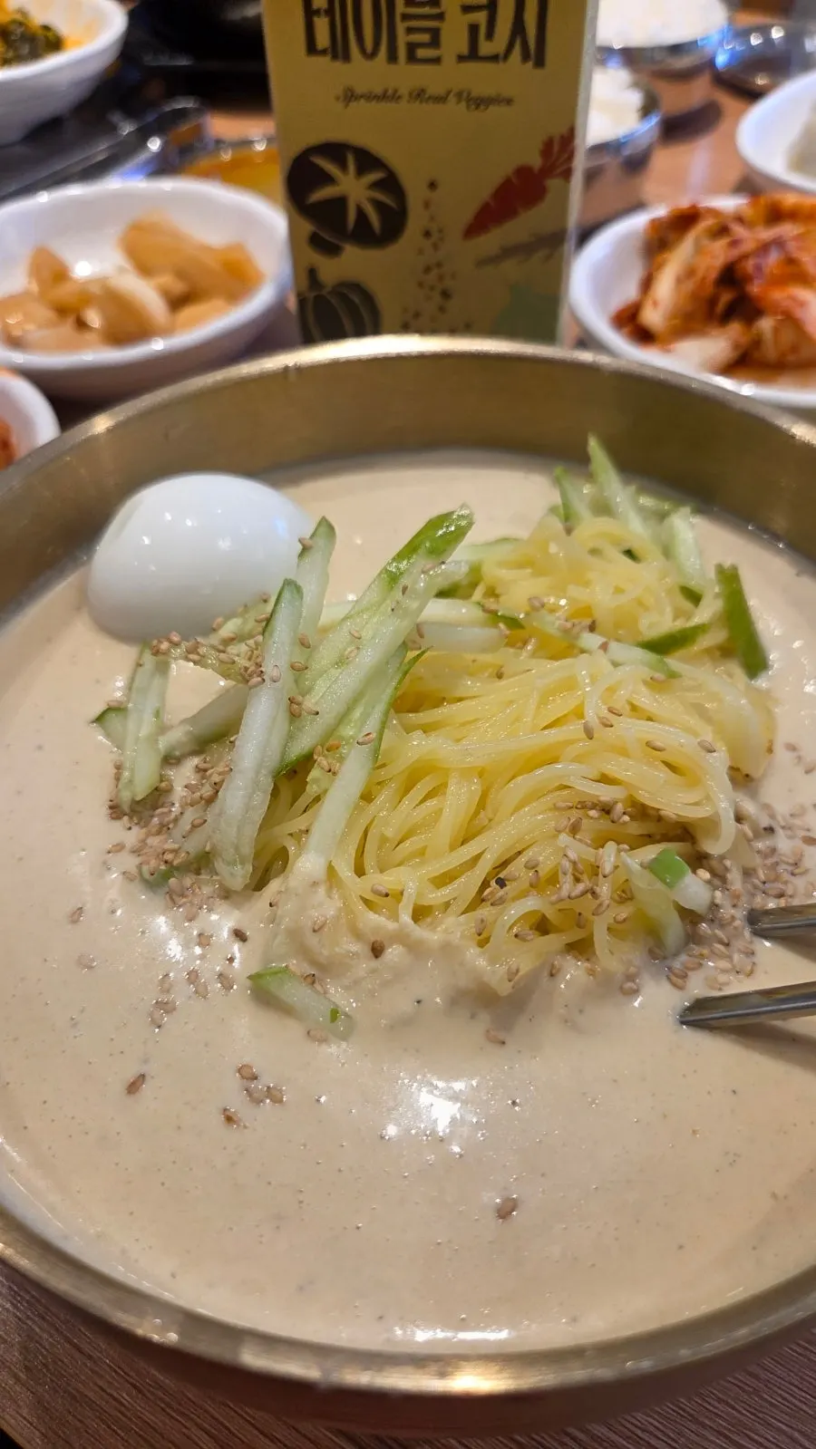 걸쭉한 콩물의 수제콩국수