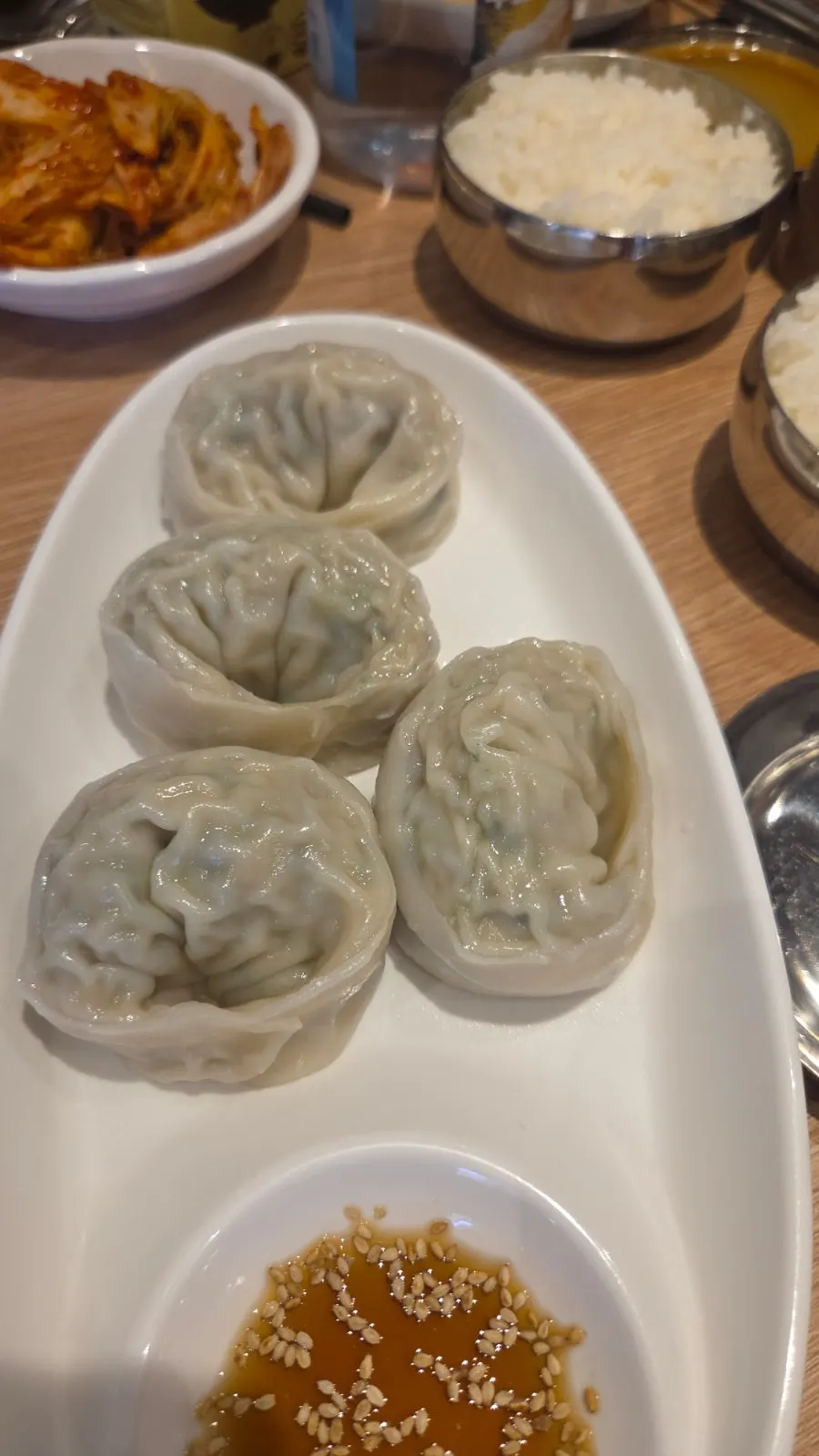 콩가루와 통깨를 뿌린 수제콩국수
