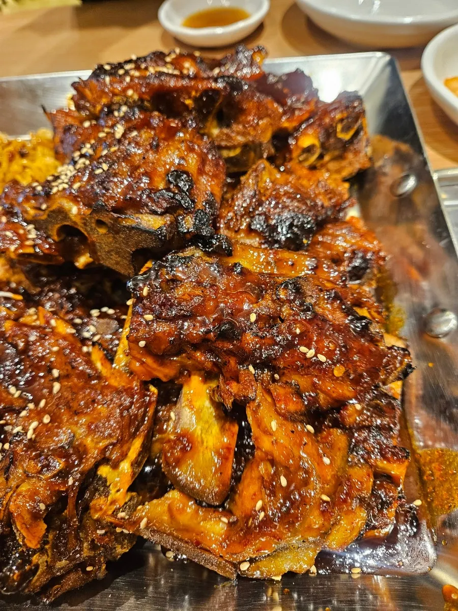 Grilled bones served with ramen noodles and seasoned cabbage