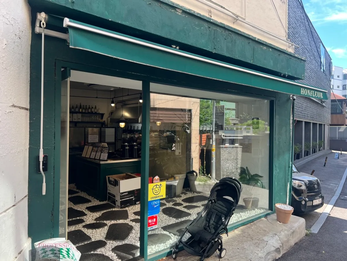 Exterior of Ongfleur in Itaewon