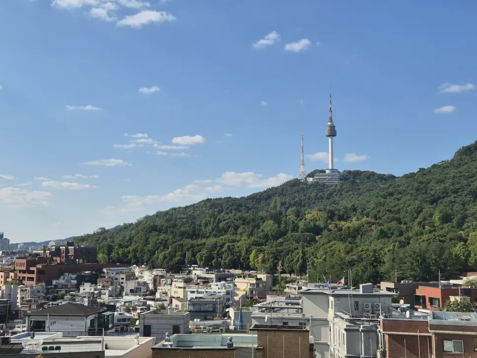옹플뢰르로 올라가는 이태원 언덕길