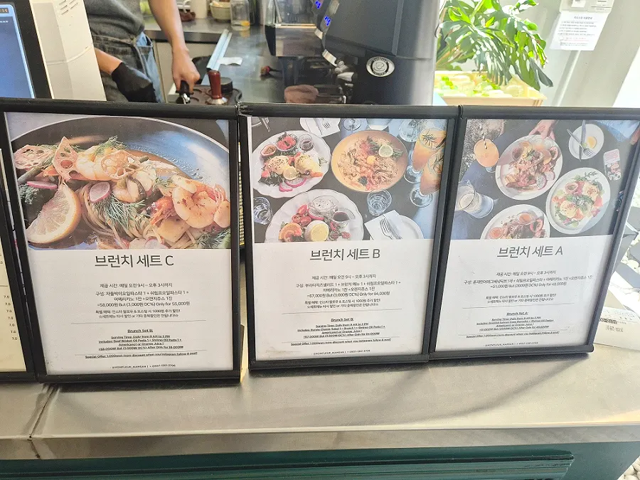 커피와 생과일주스가 적힌 메뉴판
