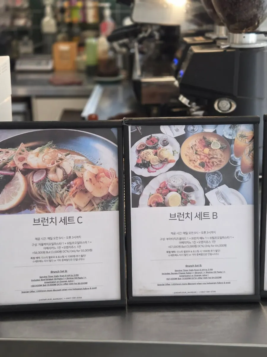브런치 메뉴와 가격이 표시된 키오스크
