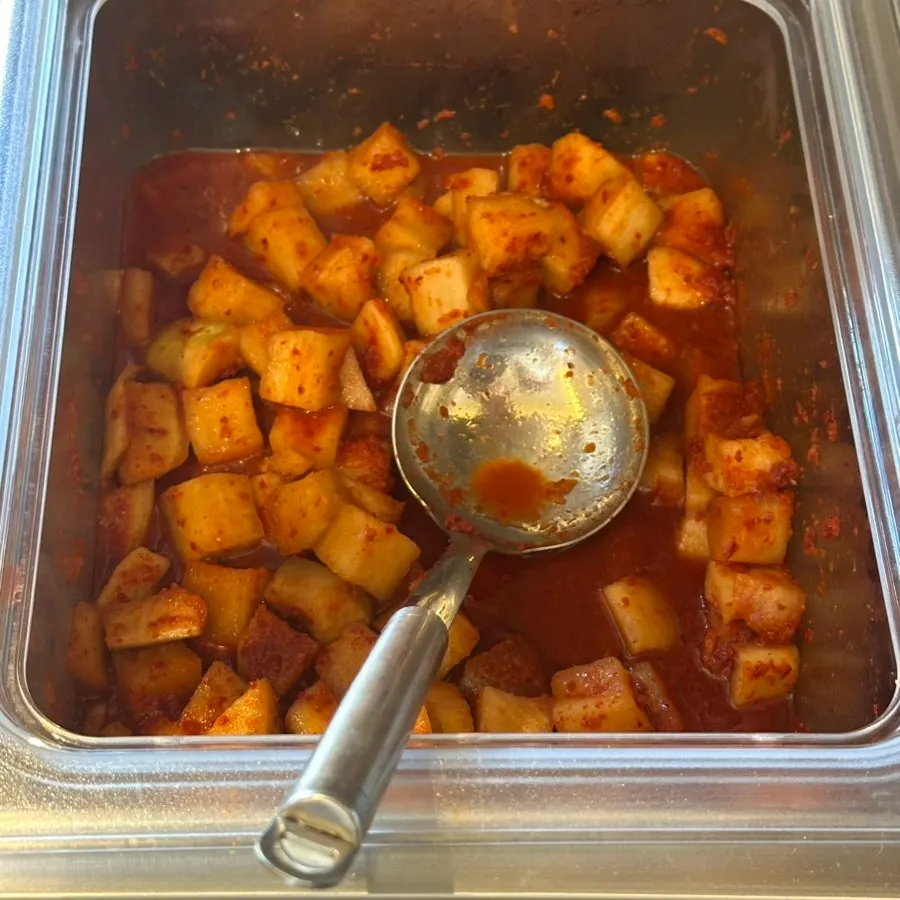 반찬과 앞접시를 갖춘 셀프바