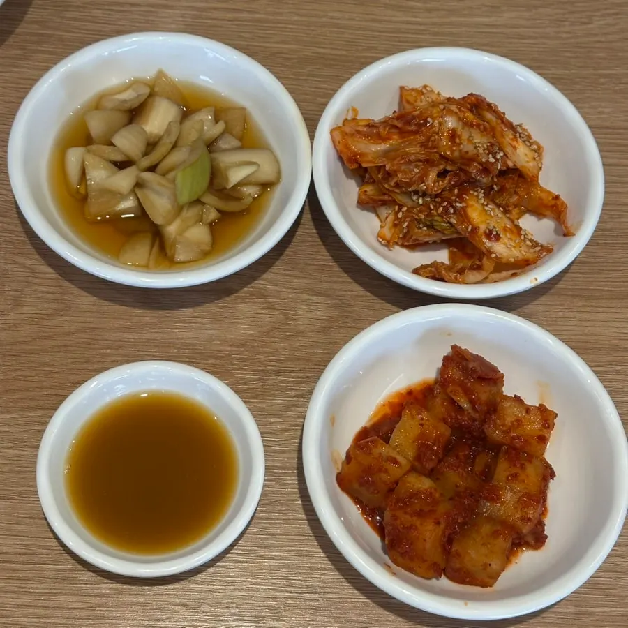 김치와 깍두기 등 셀프 반찬