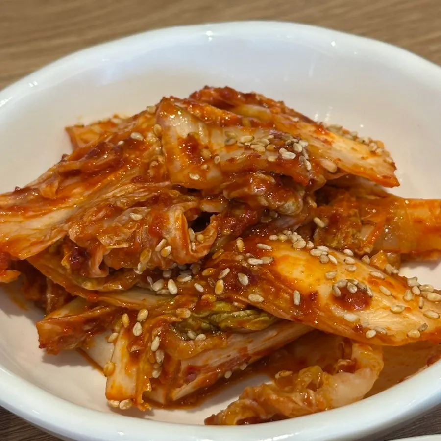깔끔하게 제공된 기본찬 구성