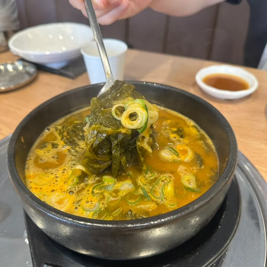 직화뼈구이 주문 시 제공되는 감자탕 국물