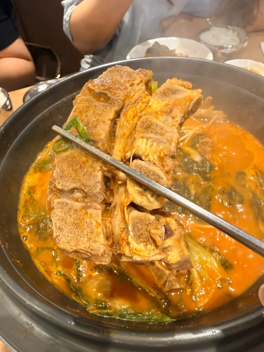 Large gamjatang bone and tender meat
