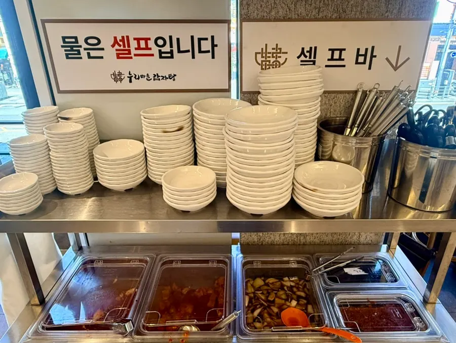 Kkakdugi and napa cabbage kimchi side dishes