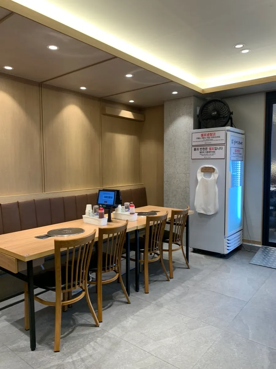 Spacious interior hall of Nuri Maeul Gamjatang Itaewon Branch