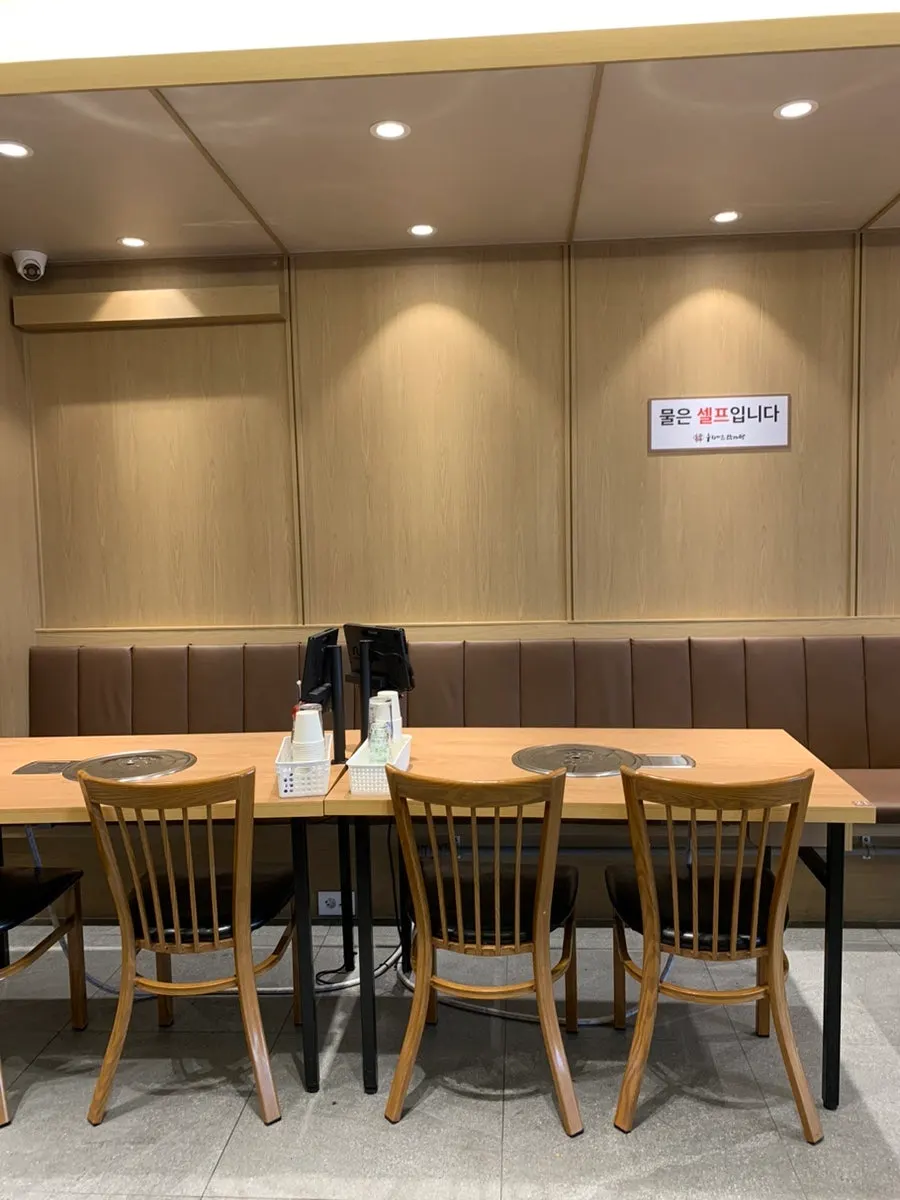 Table seating at Nuri Maeul Gamjatang Itaewon Branch