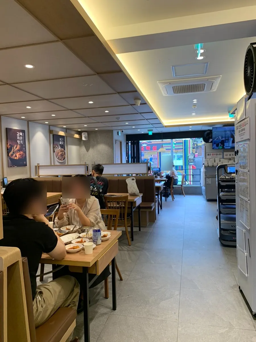 Full view of the dining hall at Nuri Maeul Gamjatang Itaewon Branch