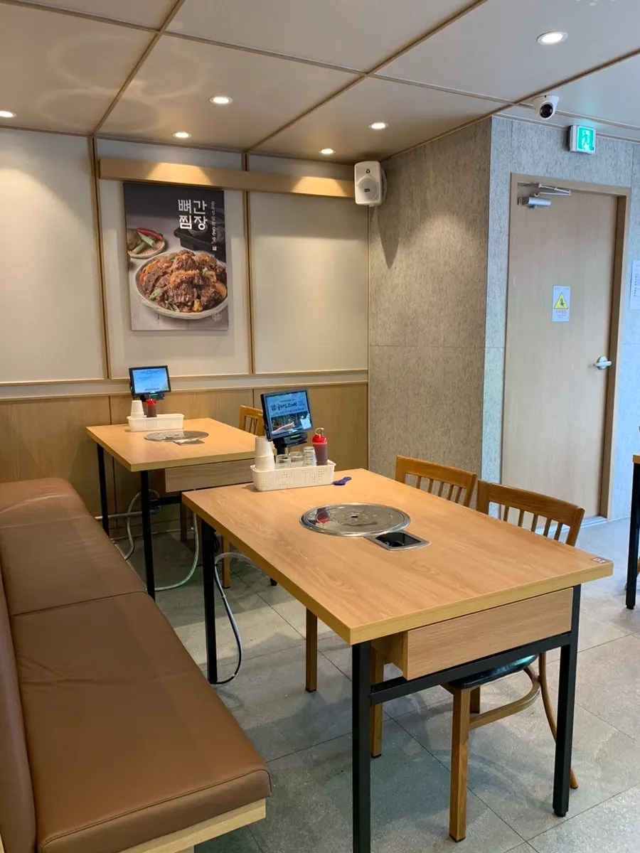 Group seating area at Nuri Maeul Gamjatang Itaewon Branch
